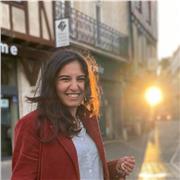 Étudiante en droit, juriste et interprète, enseigne de la philosophie, des sciences politiques, des langues (russe, allemand) aux jeunes sur Paris